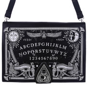 Cartera Ouija Bolso firme hecho de cuero sintético sólido. En el frente hay una impresión enorme y detallada de una Ouija. Debajo de la tapa hay un botón de imán y una cremallera para mantenerlo bien cerrado En el interior hay un forro negro y suave con dos bolsillos (abierto y con cremallera). La bolsa viene con una correa ajustable.