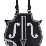 Bolso violín negro Hecho de cuero sintético en color negro. El frente presenta forma de violín con bordados en hilo gris haciendo rosas entre otros detalles Las cadenas y el patrón alrededor de la bolsa también están bordados. La bolsa se abre con una cremallera. Forro interior tiene 3 bolsillos (dos pequeños y uno más grande cerrado por cremallera) La bolsa está en mangos duros. Incluye una correa ajustable larga.