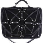 Cartera con arnés Hecho de denim negro sólido (100% algodón). Completamente adornado creando una geometría única con correas de cuero vegano conectadas a anillos y remaches de metal. Bolsa sujeta con mosquetón y una cremallera. Forro interior con bolsillo grande con cremallera y dos más pequeños. La bolsa viene con una correa de brazo ajustable.
