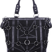 Bolsa arnés Hecho de denim negro sólido (100% algodón). Totalmente adornado con correas de de cuero vegano conectadas a anillos de metal. ¡Crea una geometría única! Tanto en el frente como atrás está exactamente el mismo patrón. Bolsa con asas firmes reforzadas con remaches metálicos. Forro interior con un bolsillo grande con cremallera y dos más pequeños. Puedes llevarlo en la mano o en el hombro.