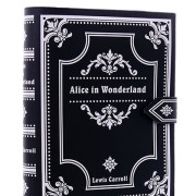 Bolso libro Alicia en el País de las Maravillas Bolso con forma de libro con una impresión de la portada del libro: "Alicia en el país de las maravillas" de Lewis Carroll. Se puede usar tanto colgado de forma vertical como horizontal El bolso es muy rígido, sólido y duradero. El contorno del libro y la correa presentan también impresiones. El bolso se cierra con dos imanes junto con una cremallera por más seguridad.