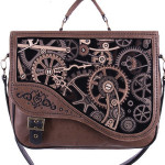 Cartera steampunk marrón Hecho de cuero sintético marrón sólido que hará que mantenga la forma perfectamente. Presenta un mecanismo detallado de engranajes estilo steampunk hecho con bordados. La bolsa se abre con un broche magnético oculto debajo de la tapa y una cremallera adicional. Forro interior con bolsillo grande con cremallera. La bolsa viene con una correa de ajustable y larga.