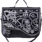 Cartera steampunk gris Hecho de cuero sintético negro sólido que hará que mantenga la forma perfectamente. Presenta un mecanismo detallado de engranajes estilo steampunk hecho con bordados. La bolsa se abre con un broche magnético oculto debajo de la tapa y una cremallera adicional. Forro interior con bolsillo grande con cremallera. La bolsa viene con una correa de ajustable y larga.
