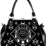 Bolso gótico con símbolos Bolso hecho de terciopelo negro y decorado con cuero sintético. En el centro hay símbolos ocultistas y de las distintas fases de la luna. Está rodeado de un marco de piel sintética. En los lados hay dos amplios bolsillos hechos de imitación de cuero. En el interior hay un forro negro y suave con dos bolsillos. Uno grande con cremallera y otro más pequeña.