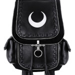 Mochila media luna Hecho de denim negro sólido (100% algodón). La solapa principal está adornada con un bordado en forma de media luna y una cerradura de metal. Debajo de la tapa hay un gran bolsillo. En los laterales hay dos bolsillos adicionales cerrados con imanes. En los lados hay dos amplios bolsillos con solapas y uno adicional con cremallera en la parte posterior. La mochila está completamente decorada con cuerdas de cuero sintético y cremalleras metálicas utilizadas como adornos. Tiene un forro interior con un bolsillo grande con cremallera y otros dos más pequeños.